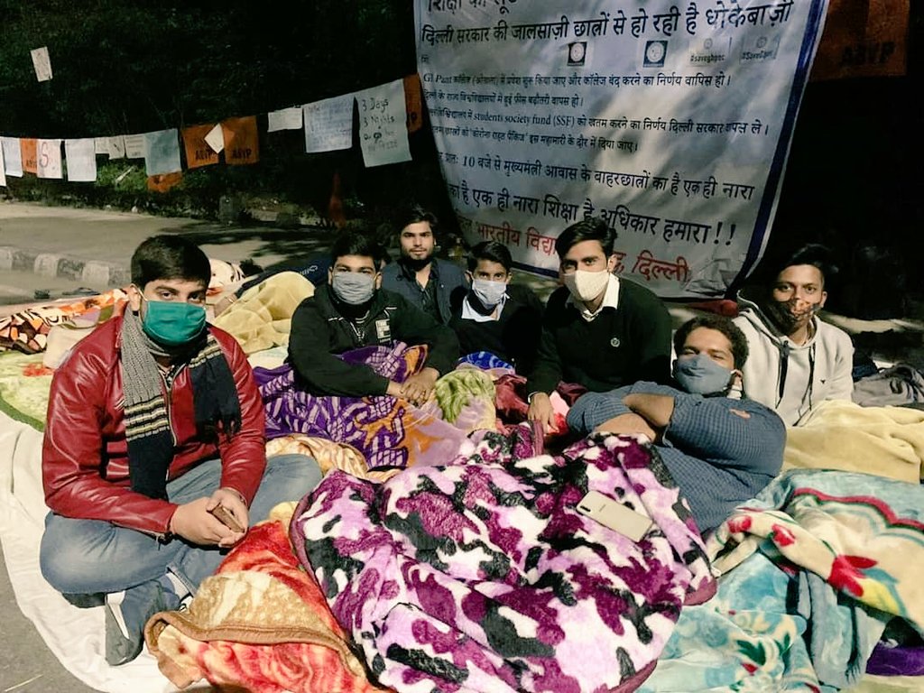 RamNiwasBisnoi_'s tweet photo. संघर्ष जारी है... 
छात्र-विरोधी दिल्ली सरकार के खिलाफ एबीवीपी का लगातार 4 दिनों से धरना जारी है @ArvindKejriwal जी होश में आइए .देश विरोधी नारे लगाने वालों के साथ खड़े होने JNU  तक जा सकते हो अपने घर के बाहर ठंड में ठिठुर रहे विद्यार्थियों से भी मिलने घर से बाहर भी नहीं आ सकते? https://t.co/FAIIjndBRL