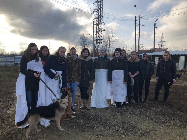 neprjadvenskaja's tweet photo. 4 ноября 2020 года активисты волонтёрского отряда «Патриоты» МКОУ «Непрядвенская СОШ» Логинова Дарья и Дульнева Алина с командой волонтёров Воловского района посетили приют для бездомных животных в г.Ефремов. https://t.co/Qj41SDbPal