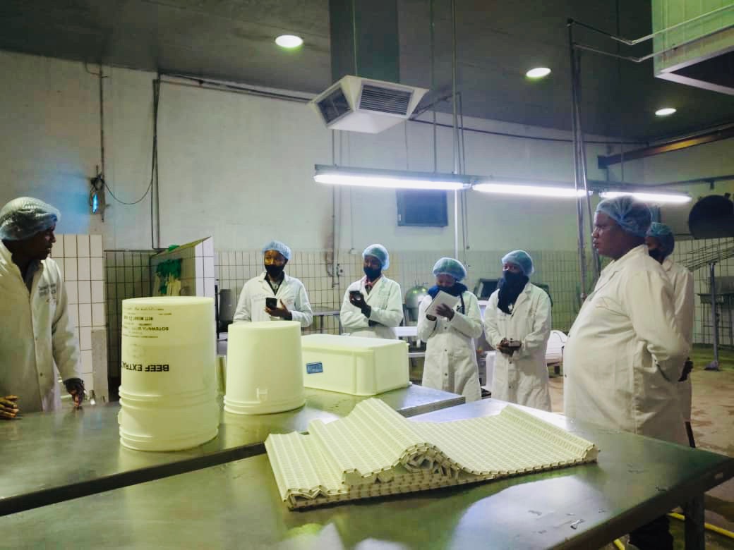 SentoMarcia's tweet photo. Setso was at Botswana Meat Comm, where Setso is produced. We had young officers from Min of Agric Dev & Food Sec to appreciate our work. We also had 4th yr Business Studies undergraduates from Botswana Accountacy College to observe for the 1st time.
#SetsoBeefTripe #PushaBW https://t.co/v9K0i97BLb