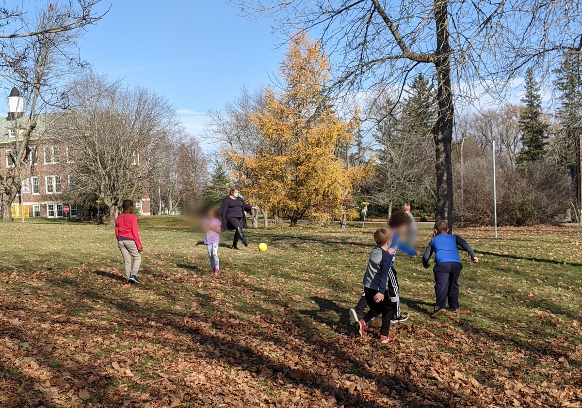 Même <a href="/AngelaCertosini/">Angela Certosini</a> profite du beau temps pour jouer une petite partie de soccer avec les élèves. <a href="/acnotredame/">Académie catholique Notre-Dame</a> <a href="/ecolecatholique/">CECCE</a>