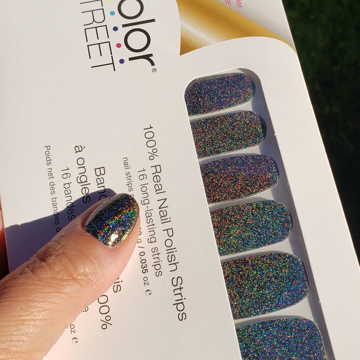 colorstreet's tweet photo. Stunning "Soho-ver It" comes alive in the autumn sunlight ✨. Comment a 🖤 if you need this shade on your tips rn!⁣
(📸: @apolishedchickinmi) https://t.co/fzeoH4s0NE