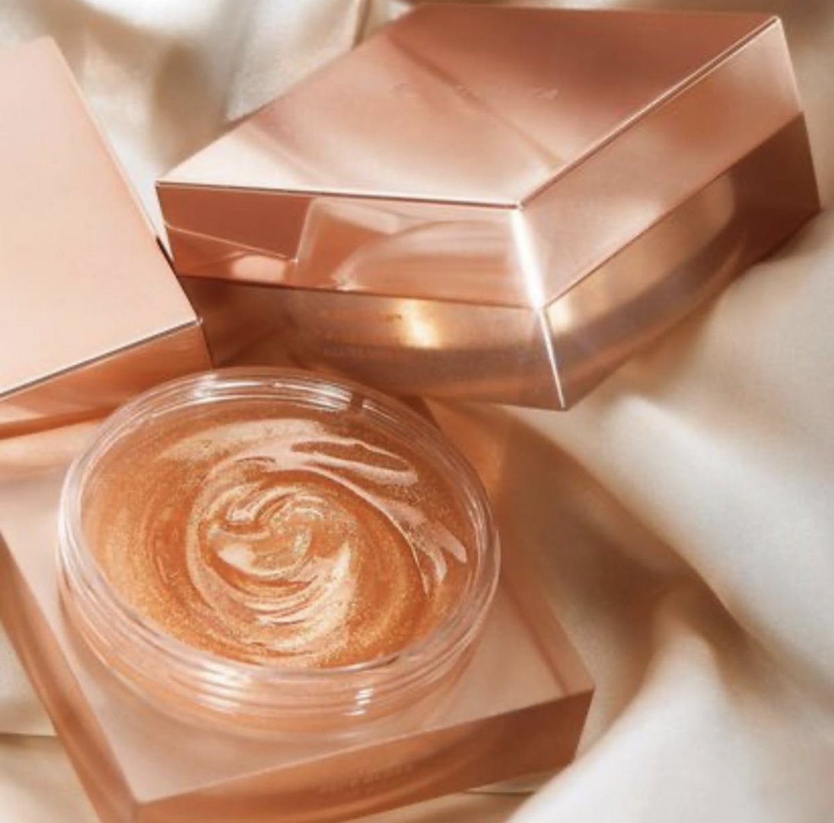 Trendmood's tweet photo. Available Now! 🚨LINK ➡️ https://t.co/aIoN0ezy4p online #sephora *don’t forget to *use code: HOLIDAYFUN #HOLIDAY2020 ❄️✨ The NEW! #MAJORGLOW Face Gloss “She Gives Me Life” ✨ #limitededition by #patricktabeauty 🎁✨$38 She Gives Me Life - translucent, Radiant finish https://t.co/v6vv9srXyR