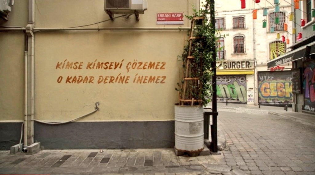 caliphotworld's tweet photo. Sezenden kendimceyi dinlediğimde nakaratta hep psikolog veya psikiyatrlara diss atıyormuş gibi geliyor. Bu normal mi pdrciler https://t.co/4pRcglTh9i