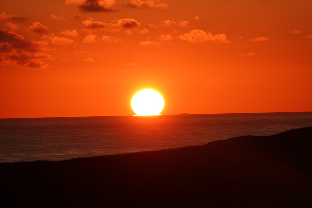 skomer_island's tweet photo. Pure joy and peace tonight. 
Can't get enough of these breathtaking sunsets, even during cold November. https://t.co/4zXgCQ9Yjg