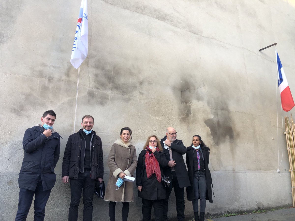 Courscolibri's tweet photo. Mise en berne des drapeaux au Cours Colibri en hommage aux victimes du terrorisme en France et dans le monde. Merci au ⁦@diocese_Reims⁩ et à Anouar Alami, président régional du culte musulman pour leur présence œcuménique et leur message de paix CC ⁦@Espebanlieues⁩ https://t.co/yuvxmPir2H