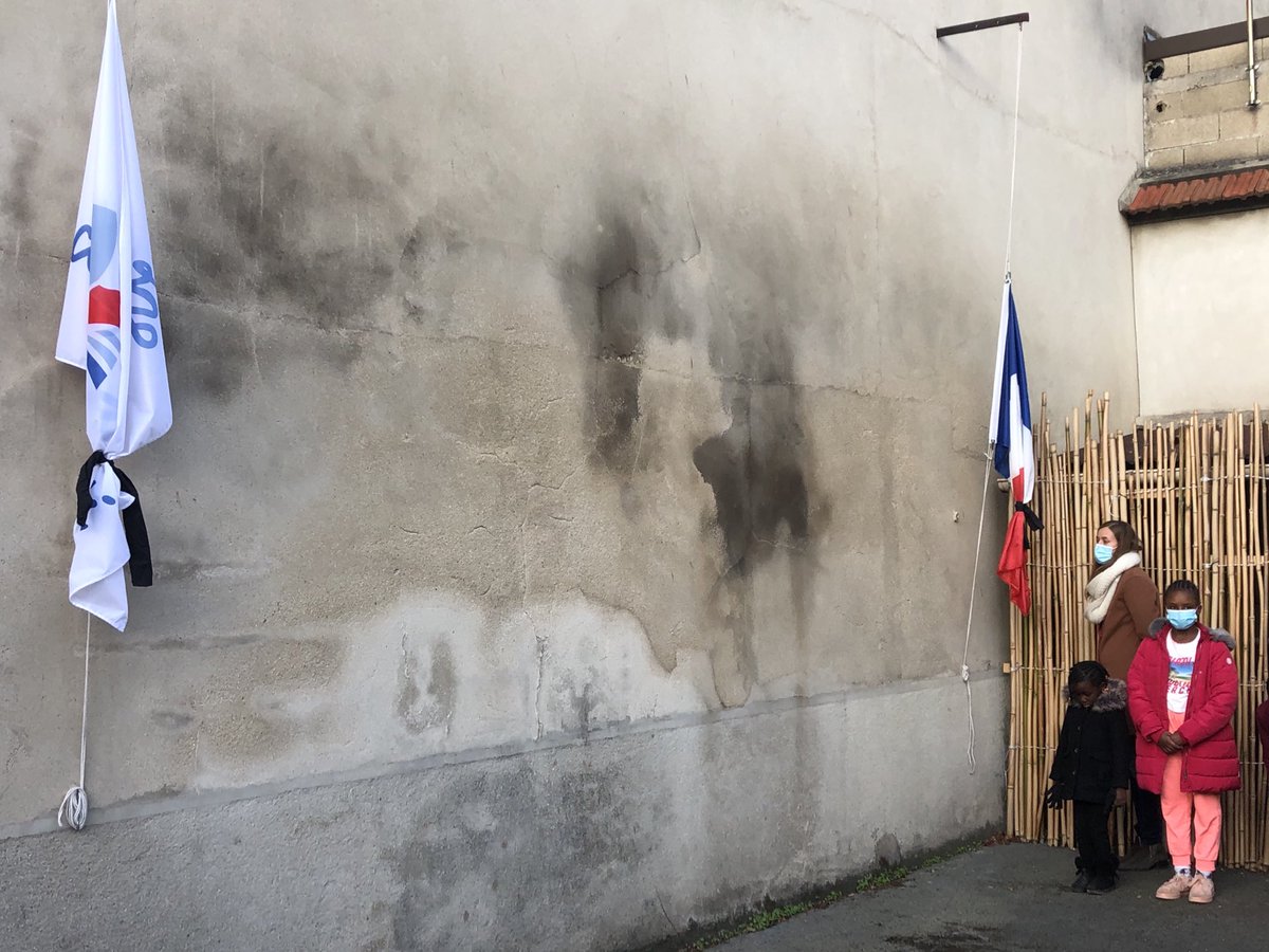 Courscolibri's tweet photo. Mise en berne des drapeaux au Cours Colibri en hommage aux victimes du terrorisme en France et dans le monde. Merci au ⁦@diocese_Reims⁩ et à Anouar Alami, président régional du culte musulman pour leur présence œcuménique et leur message de paix CC ⁦@Espebanlieues⁩ https://t.co/yuvxmPir2H