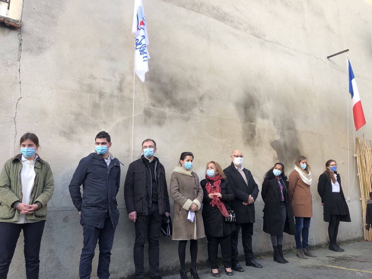 Courscolibri's tweet photo. Mise en berne des drapeaux au Cours Colibri en hommage aux victimes du terrorisme en France et dans le monde. Merci au ⁦@diocese_Reims⁩ et à Anouar Alami, président régional du culte musulman pour leur présence œcuménique et leur message de paix CC ⁦@Espebanlieues⁩ https://t.co/yuvxmPir2H