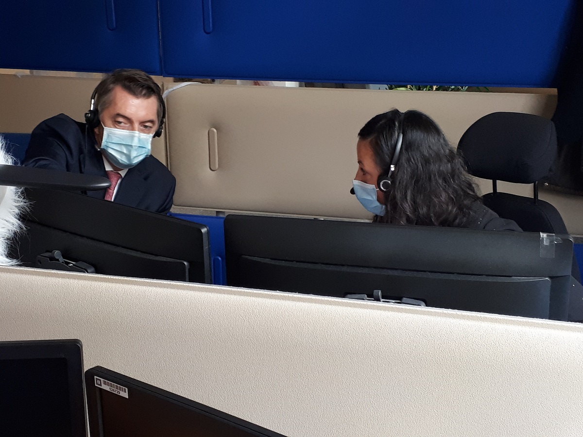 heim_philippe's tweet photo. Bravo aux équipes de @LaBanquePostale, @MaFrenchBank et du Réseau La Poste mobilisées pour accompagner et soutenir nos clients. En visite à Lille (dans le respect des règles sanitaires), j'ai vu leur engagement et leur esprit d'innovation ! #BanqueCitoyenne #LaBanquePostale https://t.co/n9uSm3qunG
