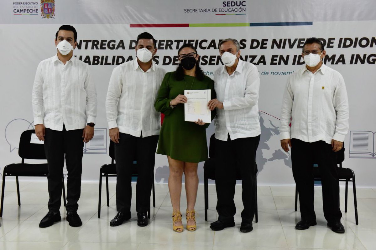 AysaGonzalez's tweet photo. Contar con mejor formación académica brinda mejores oportunidades laborales y beneficia a los niños y jóvenes. Por ello, entregué certificados de idioma y habilidades de enseñanza en idioma inglés avalado por la Universidad de Cambridge, a docentes de primaria y secundaria. (1/2) https://t.co/p3TKhfv8RS