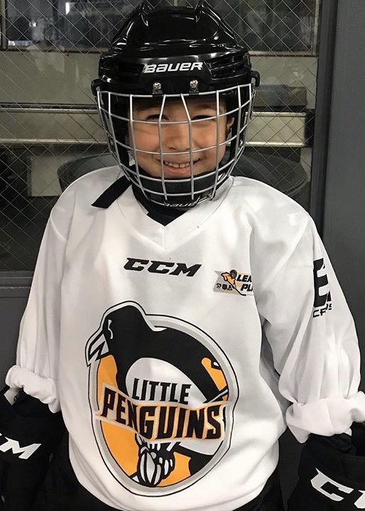 pensfoundation's tweet photo. Registration for the winter session is open! ❄️
 
Try hockey with Sidney Crosby’s Little Penguins Learn to Play program to be like these #LittlePens! Receive FREE head-to-toe hockey equipment, including a Little Penguins jersey. 
 
Learn to Play today: https://t.co/tX6uGwp5HM https://t.co/67hJfiVugb