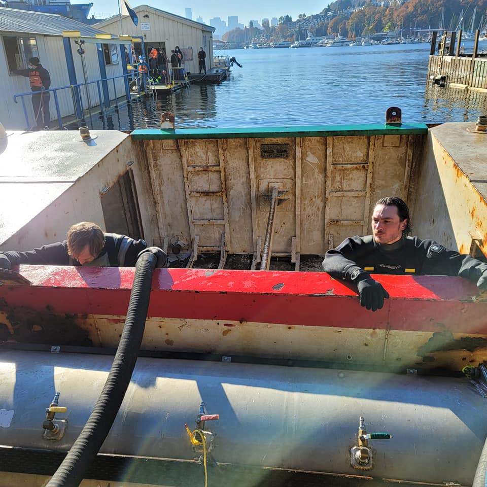 DiversInstitute's tweet photo. 🚨Congrats 106-20 for having the new fastest salvage at 2 hours and 15 minutes‼️ 🏆🥇🎉 👏 #ditstudents #diversinstitute #commercialdiving #commercialdiver #salvage #1 #winning #teamwork #underwater #adventure #notadeskjob #seattle #lakeunion https://t.co/zQPkzflZJN