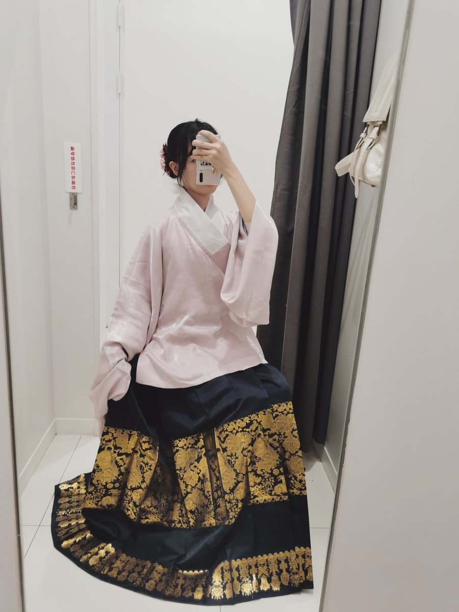 hanfudailyglb's tweet photo. 明制汉服穿搭
来源微博:暮眠_喵喵飘啊飘
#hanfu_challenge
#汉服挑战
#漢服チャレンジ
#한푸_도전
#汉服 #明制汉服 #汉服穿搭 #汉服文化 #明製漢服 #漢服穿搭 #漢服文化 #hanfu #hanfufashion #hanfudaily #hanfuculture #chinesetraditionalcostume #chinesetraditionaloufit https://t.co/St9uq4suXy