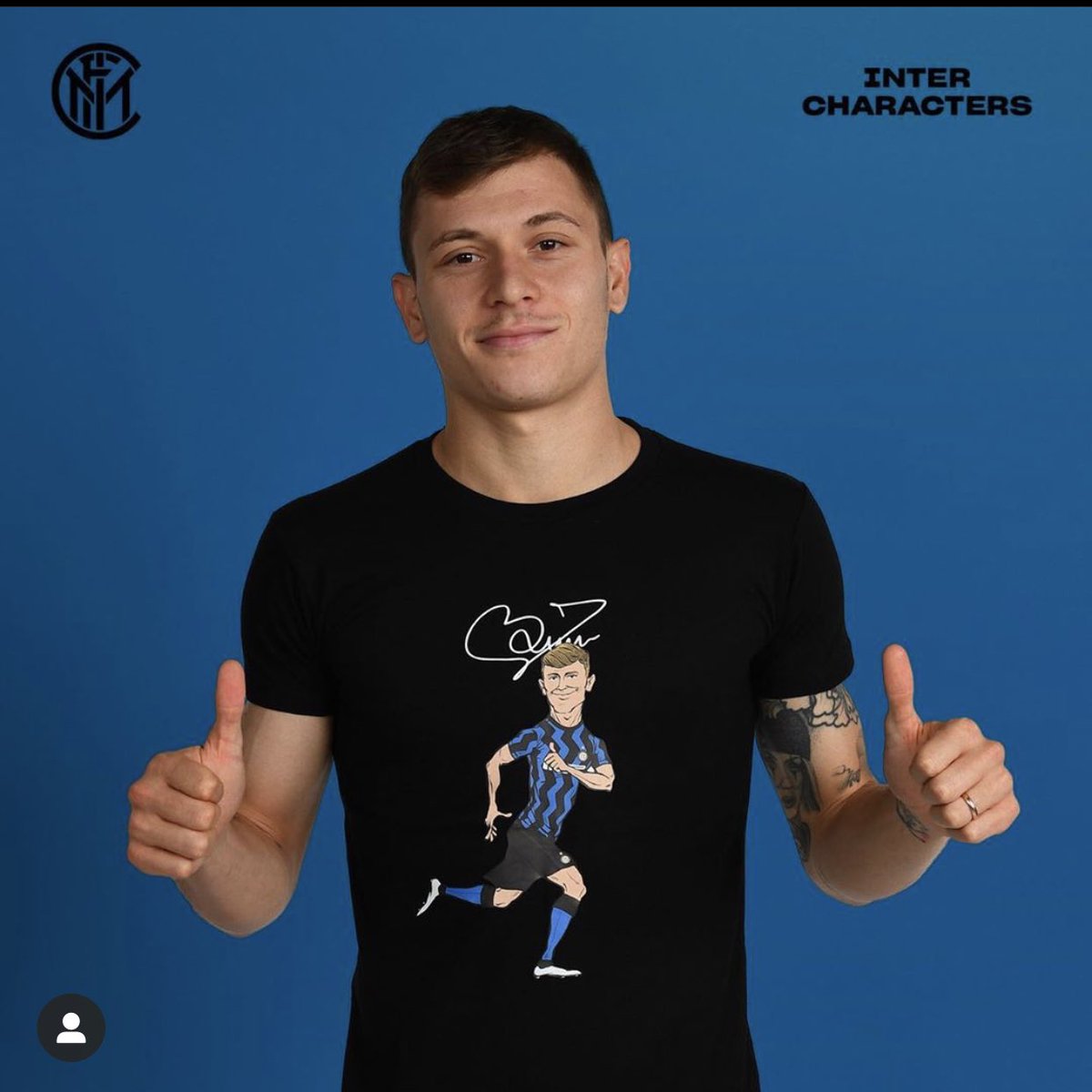 InterClubKSA's tweet photo. 👕 : متجر النادي الإلكتروني يطلق تي شيرتات بكاريكاتير الاعبين مع التوقيع 😍👌🏻💙🖤
#FCIM #INTER_Club #فورزا_انتر https://t.co/aReolBvl64
