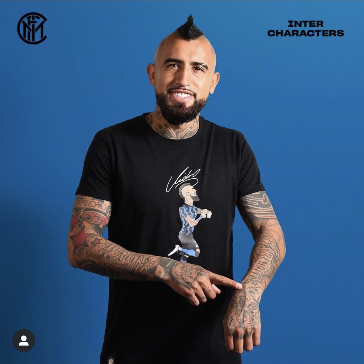 InterClubKSA's tweet photo. 👕 : متجر النادي الإلكتروني يطلق تي شيرتات بكاريكاتير الاعبين مع التوقيع 😍👌🏻💙🖤
#FCIM #INTER_Club #فورزا_انتر https://t.co/aReolBvl64