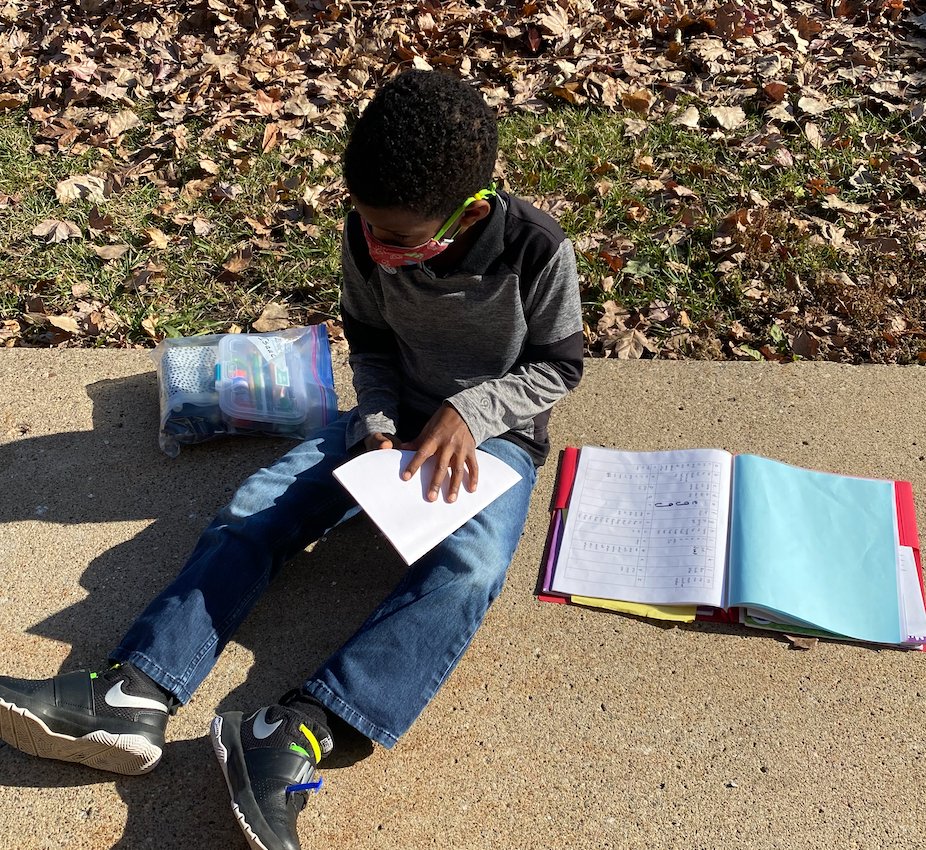 DiamondPath196's tweet photo. What a beautiful day to do our writing outside! This amazing fall weather has inspired our 1st grade writers in Mrs. Husemann's class. #DiamondPath #ScholarsAtWork #District196 #Magnet https://t.co/WyJKhLrlPl