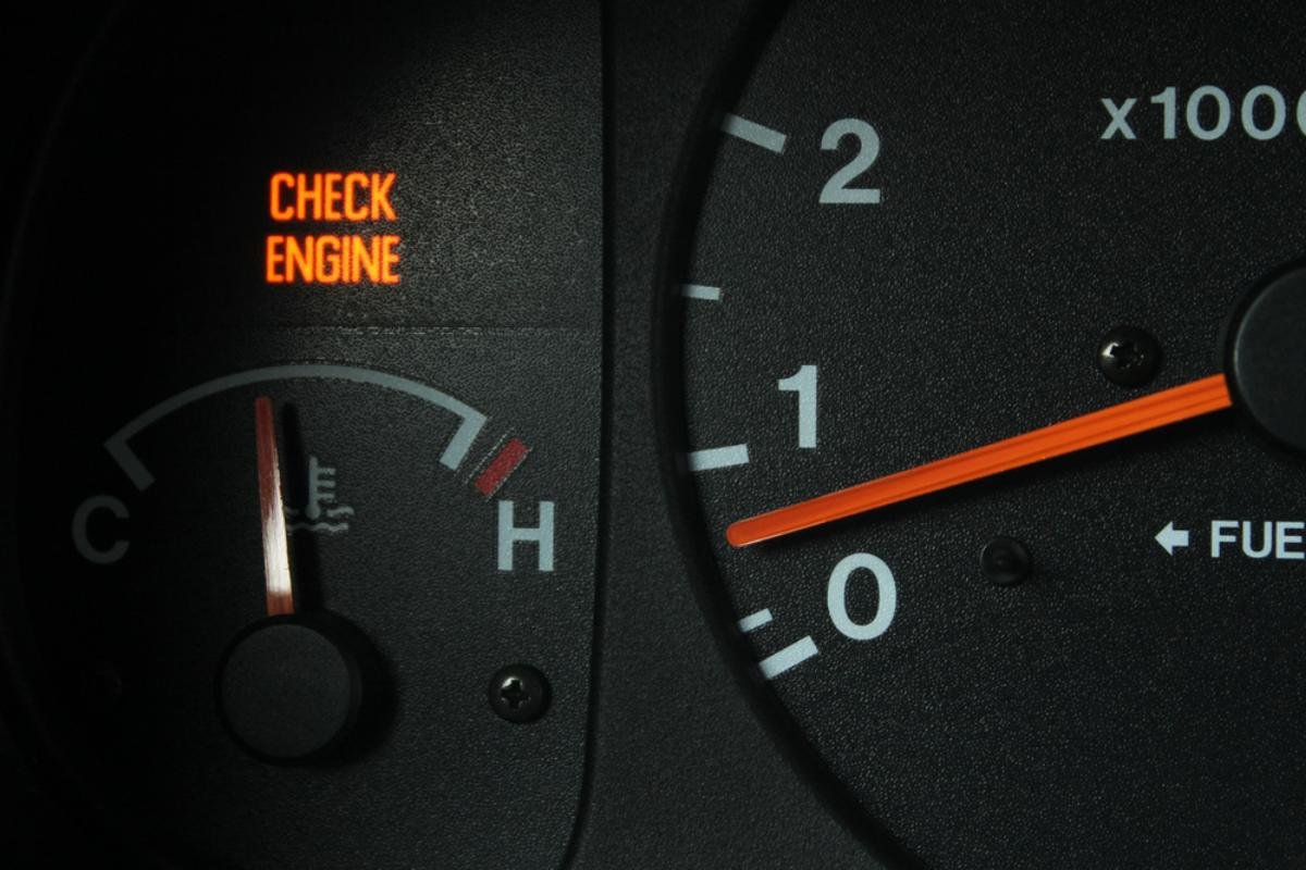 Индикатор ошибки двигателя. Индикатор check engine. лампа check engine на панели приборов.