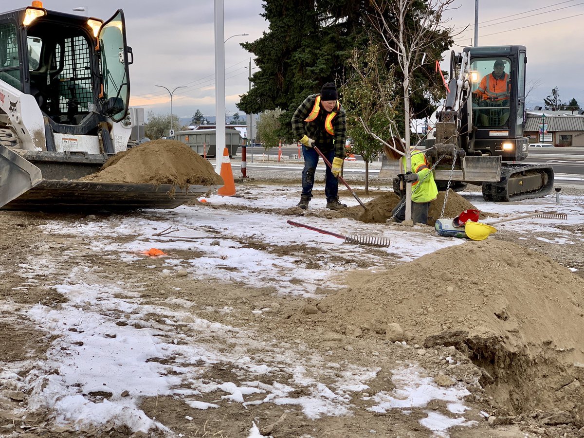 CVCEDO's tweet photo. #RadiumBC has experienced a lot of construction activity this fall.
The Village’s amenity building nears completion, next to the outdoor skating rink & #RadiumHotSpringsCentre.
Radium Brewing’s foundation is in on Main St.; trees planted along the new roundabout. #winterinmotion https://t.co/OjLdhnfZpJ