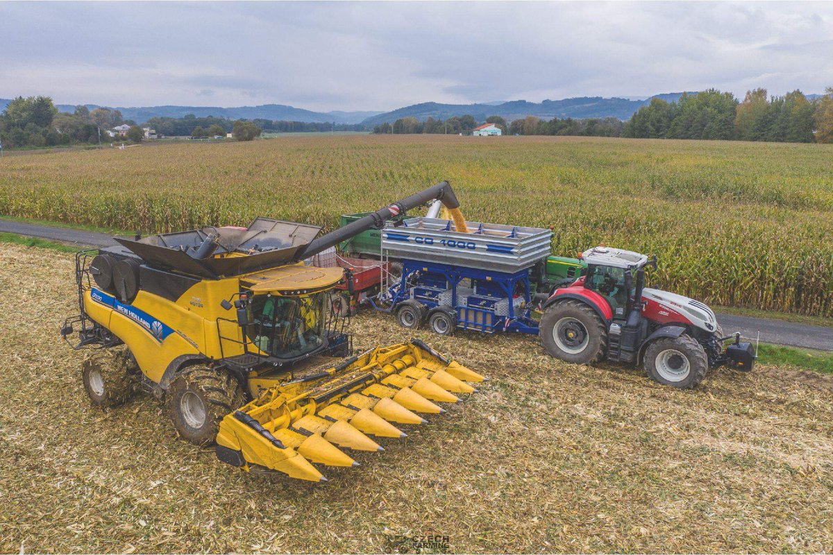 profiMagazin's tweet photo. CCM, im Einsatz ist ein #NewHolland CR10.90 und ein #Steyr Terrus CVT 300 mit #Eurobagging CD1000. https://t.co/dBwH1SX07v