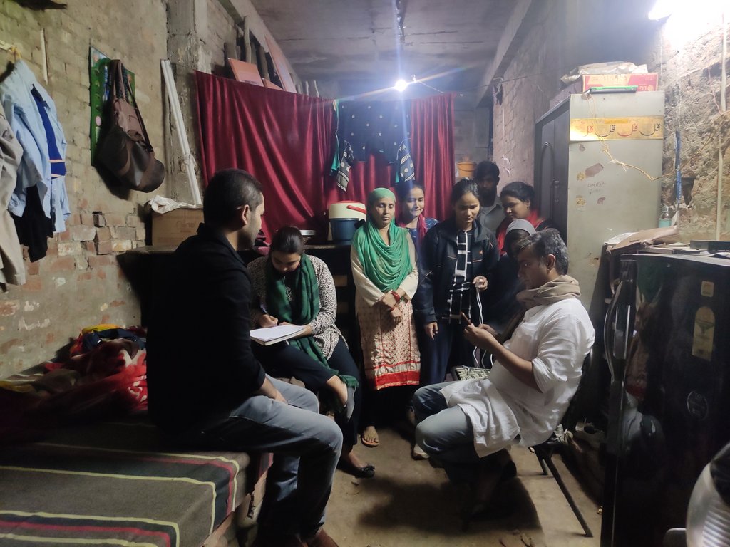 ameeque_Jamei's tweet photo. रात के 12 बजे सामाजिक कार्यकर्ता #ZainabSiddiqui के घर है उनके पिता और नाबालिग भाई को ATS ने उठाया है, लोकल पुलिस साथ नहीं थी, हसनगंज थाने से उन्हें पुलिस कही नामालूम जगह ले गई है, रात का वक्त परिवार में महिलाओं के साथ मार पीट हुई है @lkopolice संज्ञान में ले! @yadavakhilesh https://t.co/nRBtOONelm