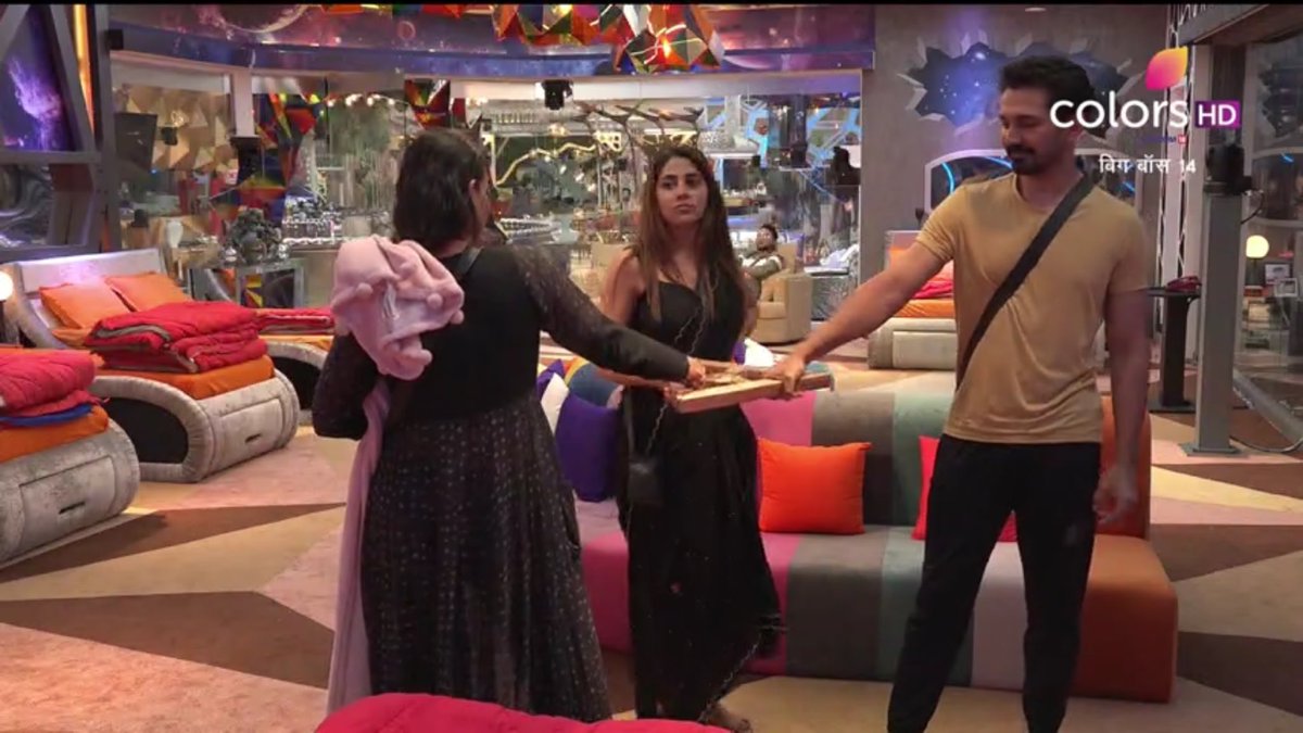 SalviA89161817's tweet photo. Respect for #AbhinavShukla 
This man could have easily overpowered the two women by using his strength but he chose not to. He gave them a fair fighting chance. A decent man through and through. He won hearts. 💜
#BB14
#BiggBoss14 
#BBTrendMasterAbhinavShukla https://t.co/szIo9K8ykq