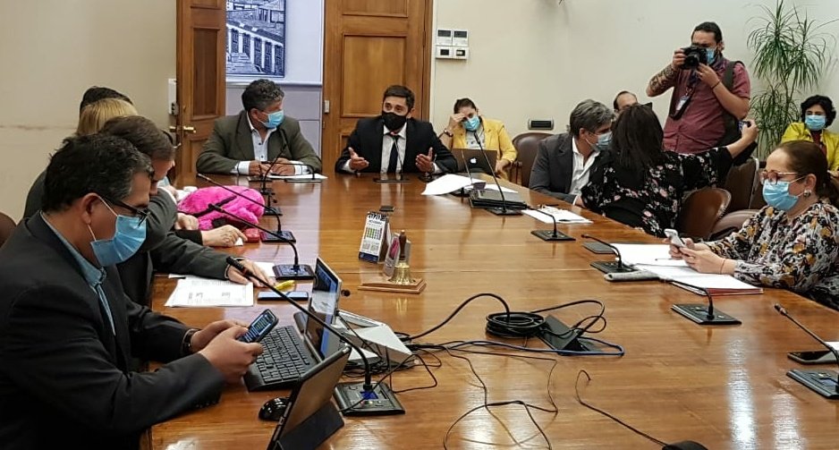 MiguelCalisto's tweet photo. Ya estamos en la comisión de Constitución de la @Camara_cl trabajando por el segundo retiro 10%  "invito a que el Gobierno no se equivoque nuevamente, y se sume a este proyecto" con @matiaswalkerp @PamJiles @alinco_rene https://t.co/dr0zz6YjA8