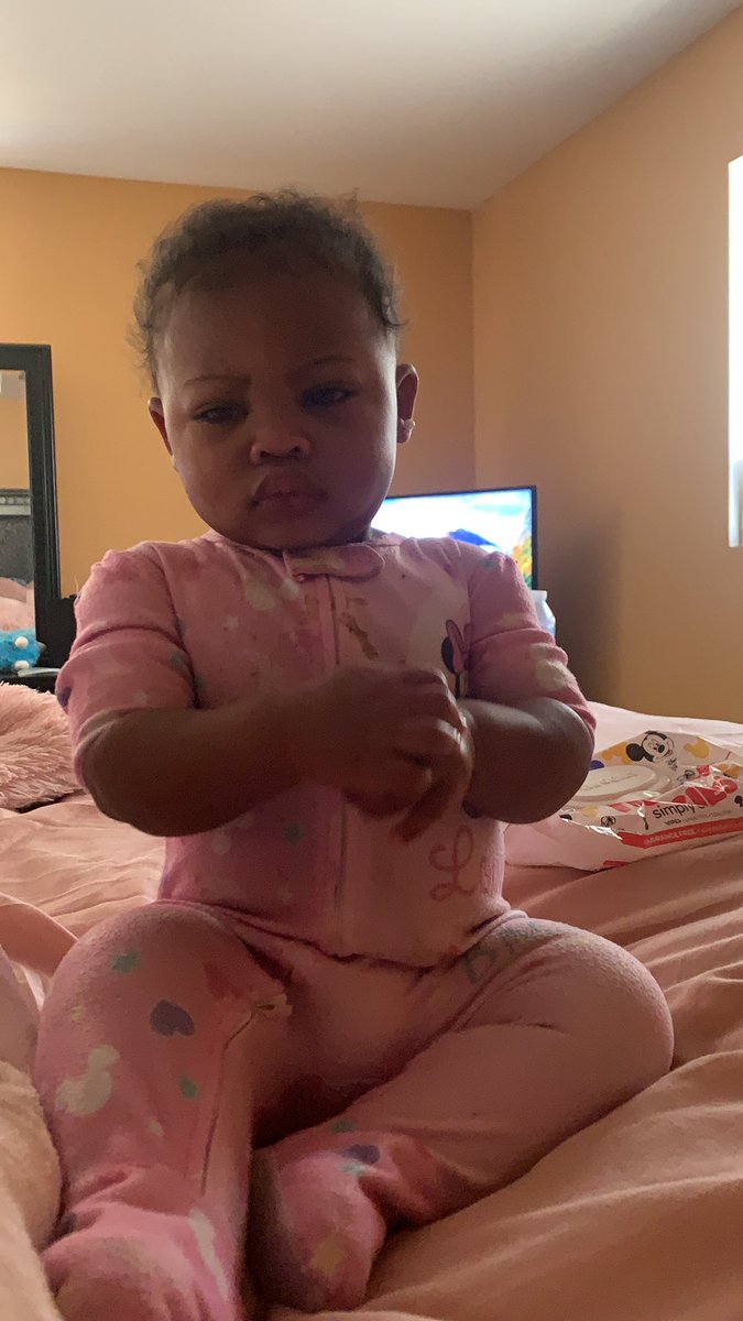 CashBienemy's tweet photo. This baby like what’s up! Look at the hands! https://t.co/XowQiGVPqu