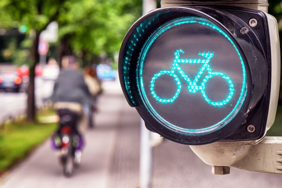 SageScottKC's tweet photo. Bicycles are a fun and increasingly popular way to explore. Whether you travel with your own bike or rent from an on-demand kiosk, it’s important to know and follow the local biking rules before hitting the road. https://t.co/NxoIG4fSPN #bikingrules #bikesafety #bikesharing https://t.co/7nm29RZoRg