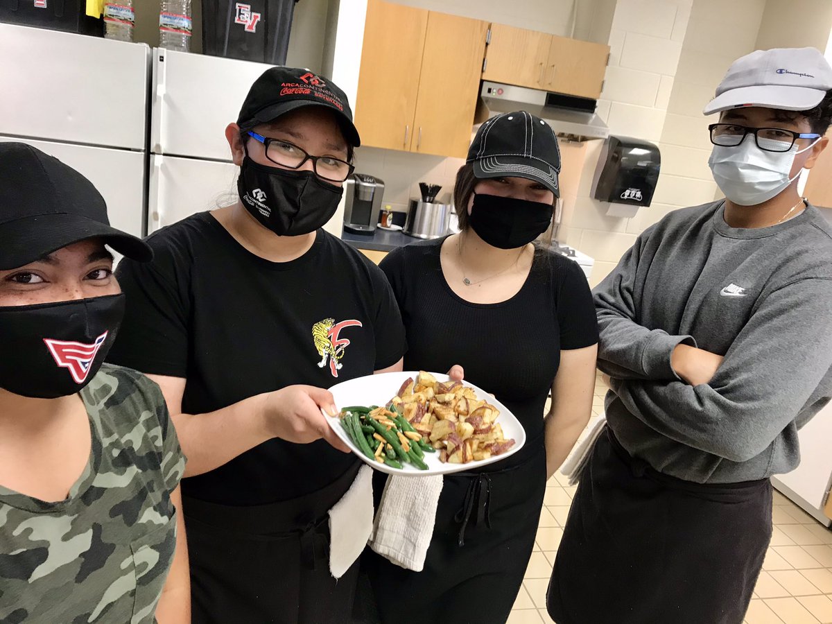 GISD_Culinary's tweet photo. It’s veggie week in intro to culinary! I love showing students that vegetables can be so delicious! @EastViewHS @CTEShrek #CTE https://t.co/br5Q6QqJb2