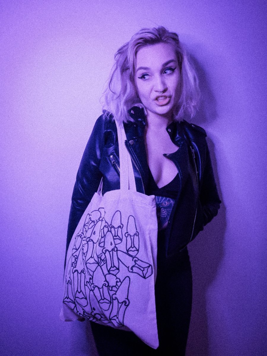 FvRmind's tweet photo. 'Onto You' is now available to pre-save! https://t.co/p9HrHjnlui Head over to our Instagram to get the chance to win hand-drawn totebags by no one less than our Iona!! 👽 https://t.co/RXbXD6tmfu