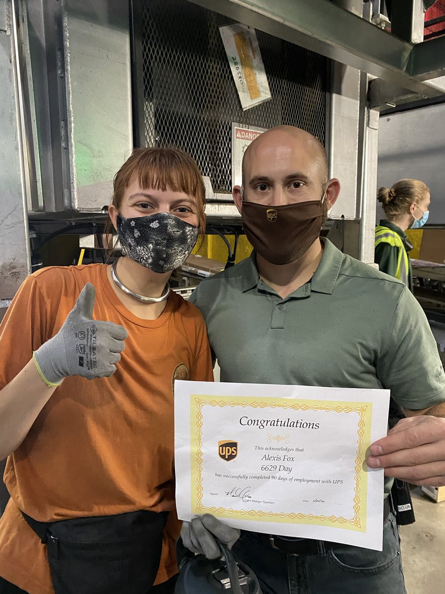 Congratulating Alexis on 90 days of service while talking about the importance of Lifting and Lowering correctly #TeamUPS #CP-ITP ⁦<a href="/CP_UPSers/">Central Plains</a>⁩ ⁦<a href="/CentralPSafety/">CentralPlains Safety</a>⁩