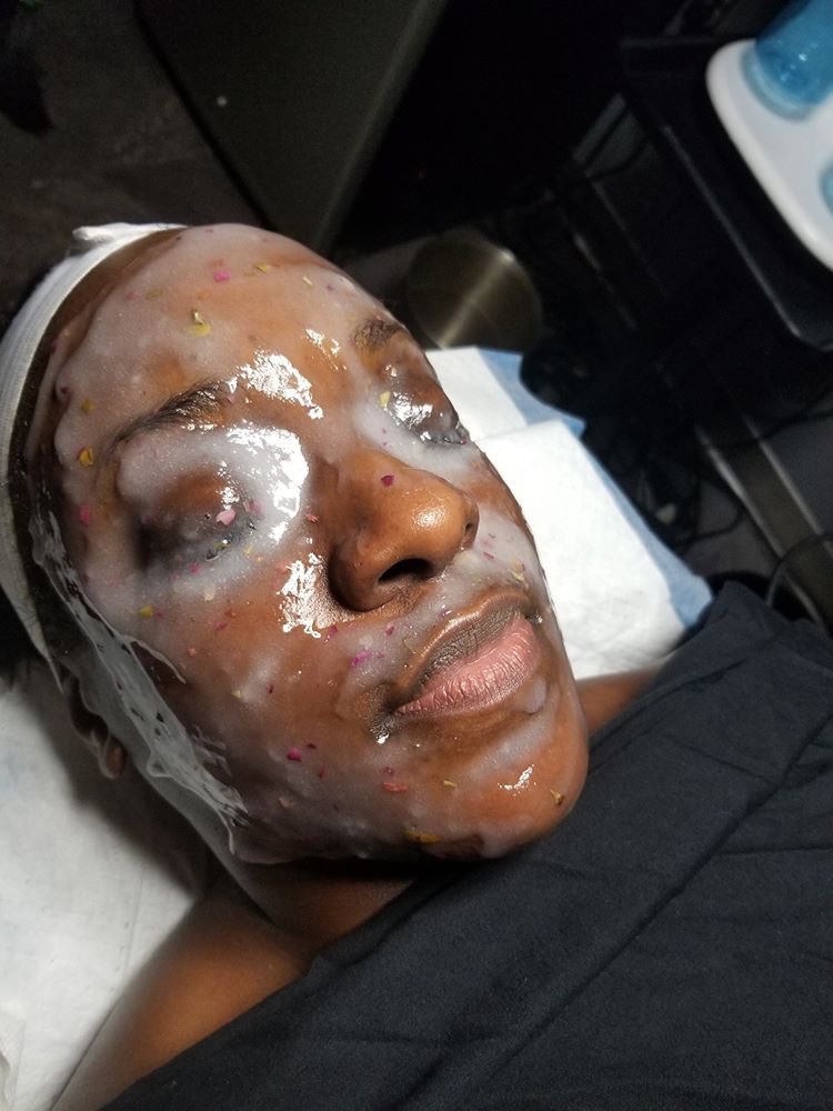 LiberianGal_'s tweet photo. Want pure relaxation? Get away for an hour to clear your mind from the drama with a nice facial by my girl Candice, owner of @cjwaxstudio. Her hands are blessed b/c her facials are amazing! 🙌🏾 She does waxing also. Check her out! #facial #relax #blessedhands #dabomb #CJWaxStudio https://t.co/FHvfqRhuOh