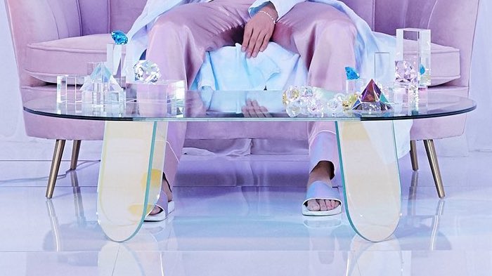 the room is the full of gems & iridescent materials which change colour at different angles,,, whether it’s the refraction of gems or the reflection of light that iridescent materials mimic we mostly associate it w waves, scales,bubbles and liquids. paired with pastels? let’s see