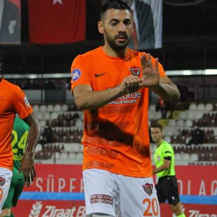 Mirkan Aydın'dan Duygulandıran Hareket
Ziraat Türkiye kupasında  Antakya Atatürk Stadında A.Hatayspor &amp; Ş.Urfaspor arasında oynanan karşılaşmada maçın 25. dakikasında  Hataysporlu Futbolcu Mirkan Aydın golu İzmir depremin simgesi olan Elif ve Ayda Bebeklere armağan etti.