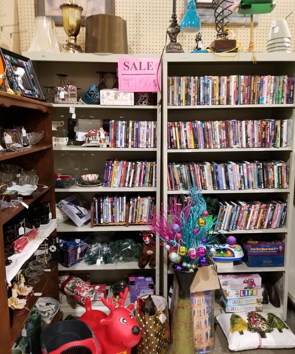 ThinkBigMo's tweet photo. Booths at Relics Antiques are stocked up with tons of amazing Christmas decorations at giveaway prices.  All proceeds benefit the Big Brothers Big Sisters Think Big Foundation! https://t.co/XjzV9nLn7Z