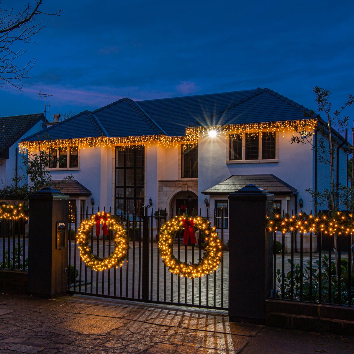 LetItGlowLtd's tweet photo. Are you looking for the perfect exterior decorations for your home this Christmas? 🤩✨

Our roofline lighting and giant wreaths create a spectacular impact to transform your home  💫

✉️richard@thechristmasdecorators.com

#makechristmasmemorable #Bath #Bristol #SouthWest https://t.co/viSoNImHjI