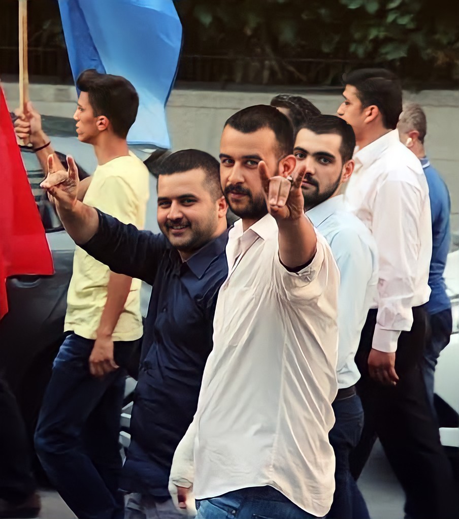 Bu seni kırkbeş dakika
Bekleten şu hain polis!
Devlet bizim, filhakika;
Artık devletsiziz reis...

#FıratYılmazÇakıroğlu