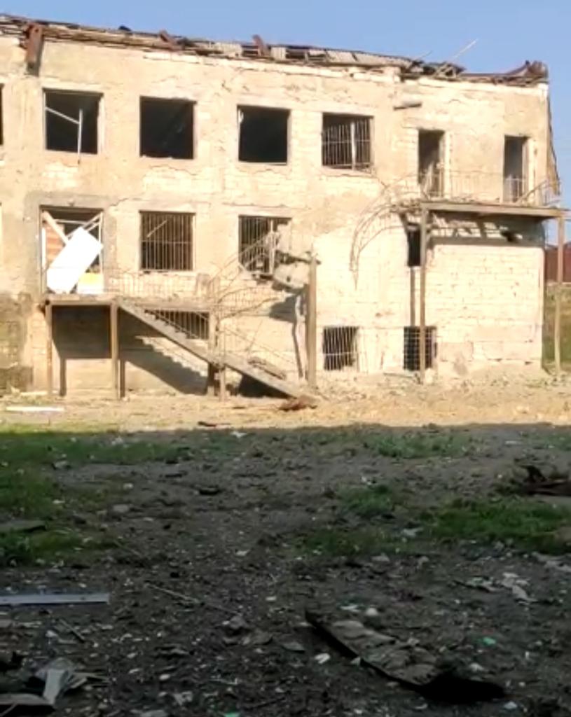 jchribuisson's tweet photo. L'école primaire de #Stepanakert, en #Artsakh #HautKarabagh, après un bombardement azeri. L'hôpital et la cathédrale ont subi le même sort... Si les azeris prennent #Shushi, sur les hauteurs, le reste de la capitale arménienne risque de vivre un martyr identique. https://t.co/EzUpY3WK1p