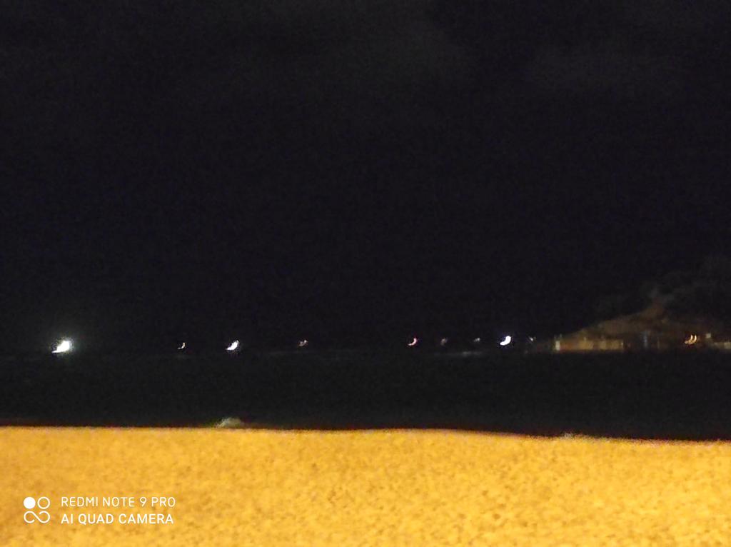hoberena's tweet photo. @AEMET_PaisVasco El anochecer de estos días con temperaturas benignas y mareas vivas animan a la pesca desde la playa de ondarreta. Fuera de la bahía , cerca de la isla numerosos pesqueros iluminan la noche con sus luces de cerco https://t.co/QpwoX78BjM
