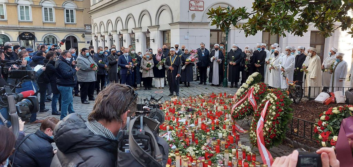 EmmaPeel_Knight's tweet photo. #Austria #Vienna #terrorattackVienna
The top representatives of the religious communities, many Imams and religious teachers marched to the crime scenes and commemorated the victims of the attack with a prayer in Vienna on Thursday. Cardinal Schönborn said: »This is Austria.«👇 https://t.co/bX0BR2n5Ei