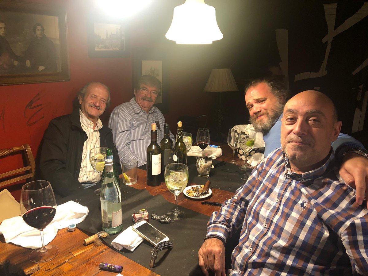 sukalde_bilbao's tweet photo. ¡Buenos momentos en Sukalde Bilbao! 
✨✨✨✨✨✨
con Jesus Flores Premio Nacional de Gastronomía y gran enólogo, Manu de la Bodega Dehesa de Luna, Carlos Poblacion,  Gabi Cuende y Andoni Mier de Sukalde Bilbao.

c/ Elcano 31 #Bilbao
94 470 30. 32
#restaurantesbilbao #abierto https://t.co/OAjYg6350d