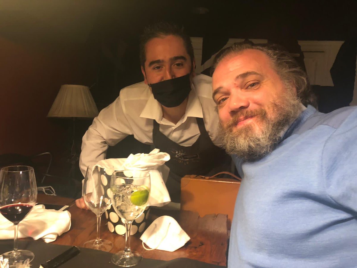 sukalde_bilbao's tweet photo. ¡Buenos momentos en Sukalde Bilbao! 
✨✨✨✨✨✨
con Jesus Flores Premio Nacional de Gastronomía y gran enólogo, Manu de la Bodega Dehesa de Luna, Carlos Poblacion,  Gabi Cuende y Andoni Mier de Sukalde Bilbao.

c/ Elcano 31 #Bilbao
94 470 30. 32
#restaurantesbilbao #abierto https://t.co/OAjYg6350d