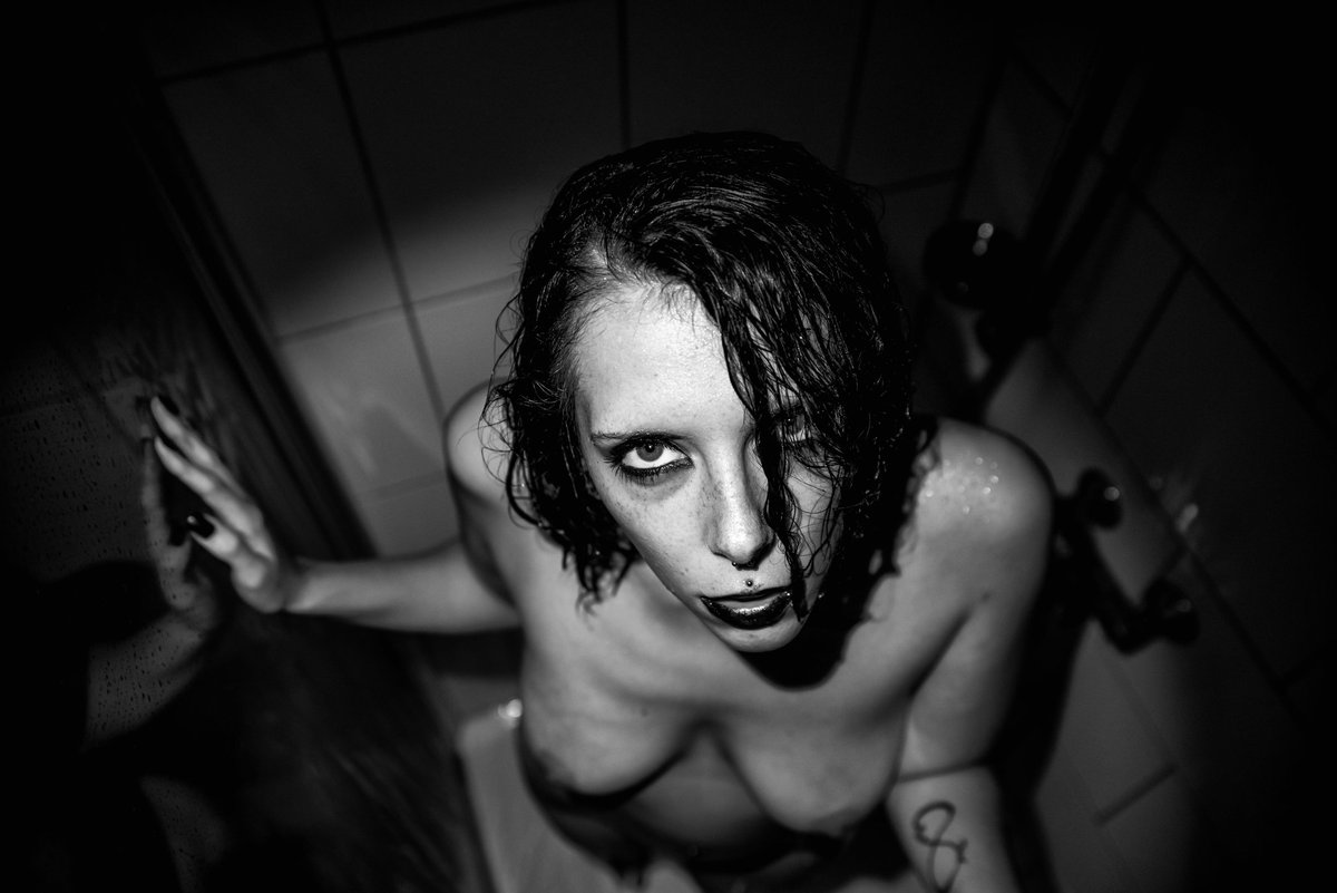 OfFiddler's tweet photo. Out of the dark
Model: @BrinaKazuma
#shower #psycho #darknude #gothnude #noviolence #nude #gothgirl #gothmodel https://t.co/R1aPwlNZKn