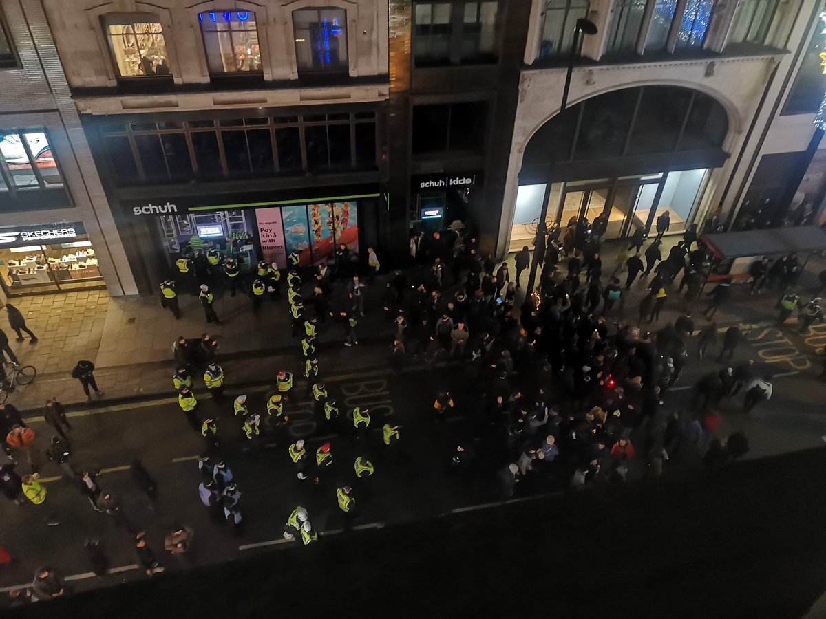 TonyPaperTiger's tweet photo. Protests on #London's Oxford Street against #UK #Lockdown2, confronted by Met #Police's TSG. https://t.co/lB4NmoExdQ
