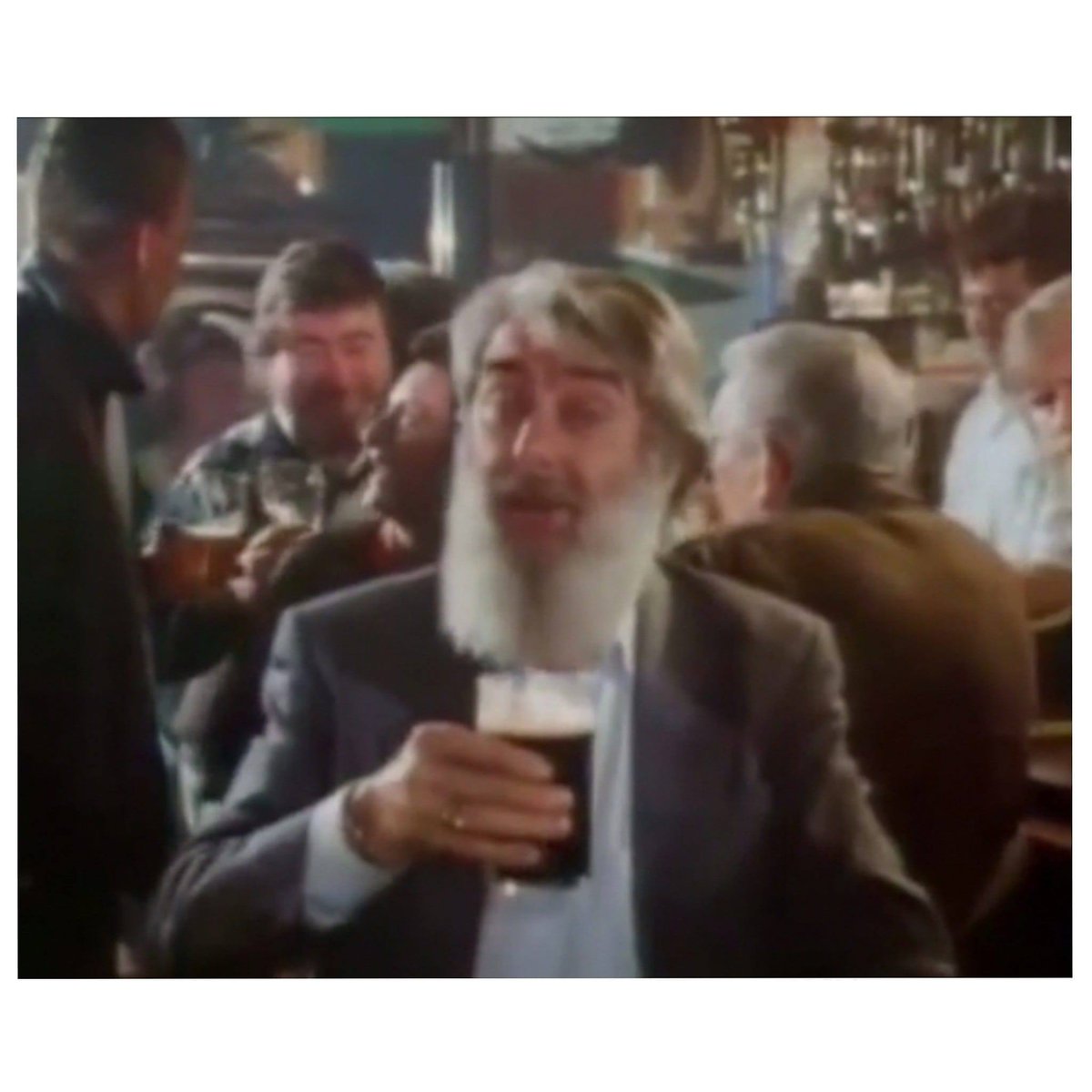 A pint of plain is your only man! Enjoy a Guinness to go when you order takeaway from @eandcdublin Dublin or <a href="/wowburgerirl/">WOWBURGER</a> at @redcowathome @redcowinn_dublin #internationalstoutday 🖤🤍 #ronniedrew #Guinness