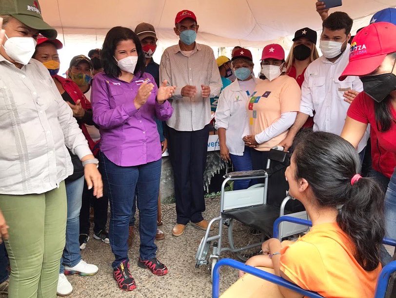 Marlenycdc_'s tweet photo. Con el puño en alto en Junto a la combativa Gobernadora en su programa radial “Conversando con Yelitza” desde la Parroquia Altos de los Godos  🇻🇪 ✊🏼
.
¡Rescatemos la #AsambleaNacional para ponerla en manos del Pueblo!#VenVamosJuntos #Monagas https://t.co/HX1MNb0BSw