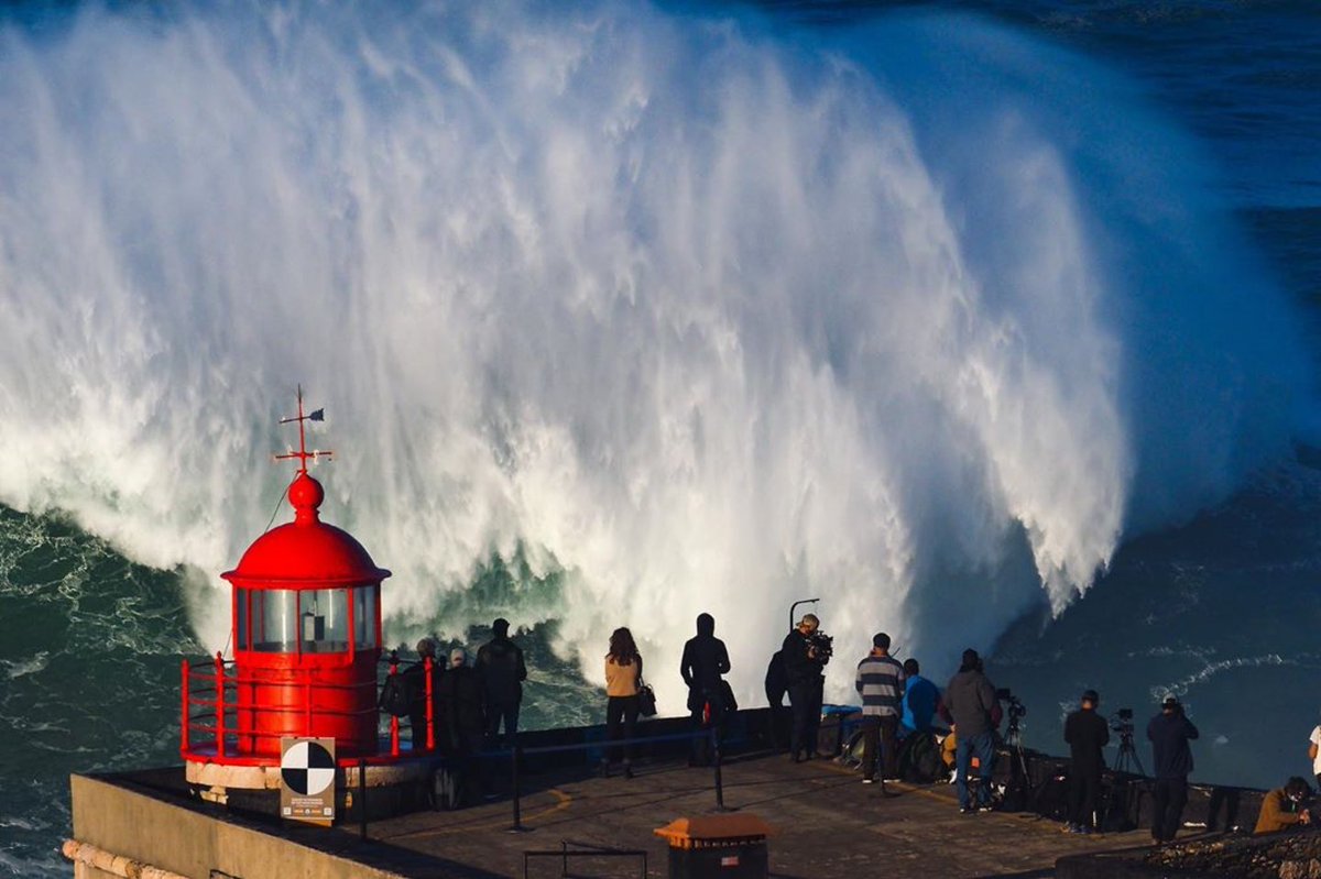 ¿Cuántos litros de agua pueden arrastrar las #olasgigantes de #Nazaré? 🌊💣Nuestro amigo Jairo Díaz no ha sabido respondernos pero se ha traído de #Portugal estos FOTONES🙌