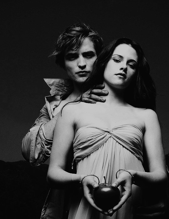 kstewbw's tweet photo. Robert Pattinson and Kristen Stewart photographed for Entertainment Weekly, July 2008 🍎 #KristenStewart #RobertPattinson https://t.co/rmDz8LlD17