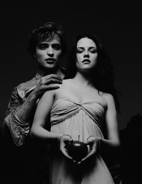 kstewbw's tweet photo. Robert Pattinson and Kristen Stewart photographed for Entertainment Weekly, July 2008 🍎 #KristenStewart #RobertPattinson https://t.co/rmDz8LlD17