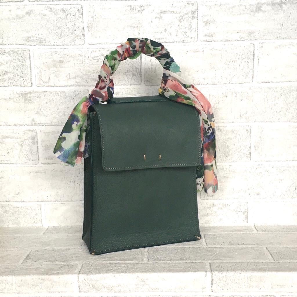 Sono entusiasta di condividere questo articolo del mio negozio #etsy: dark green leather hand bag etsy.me/3ex5b6g