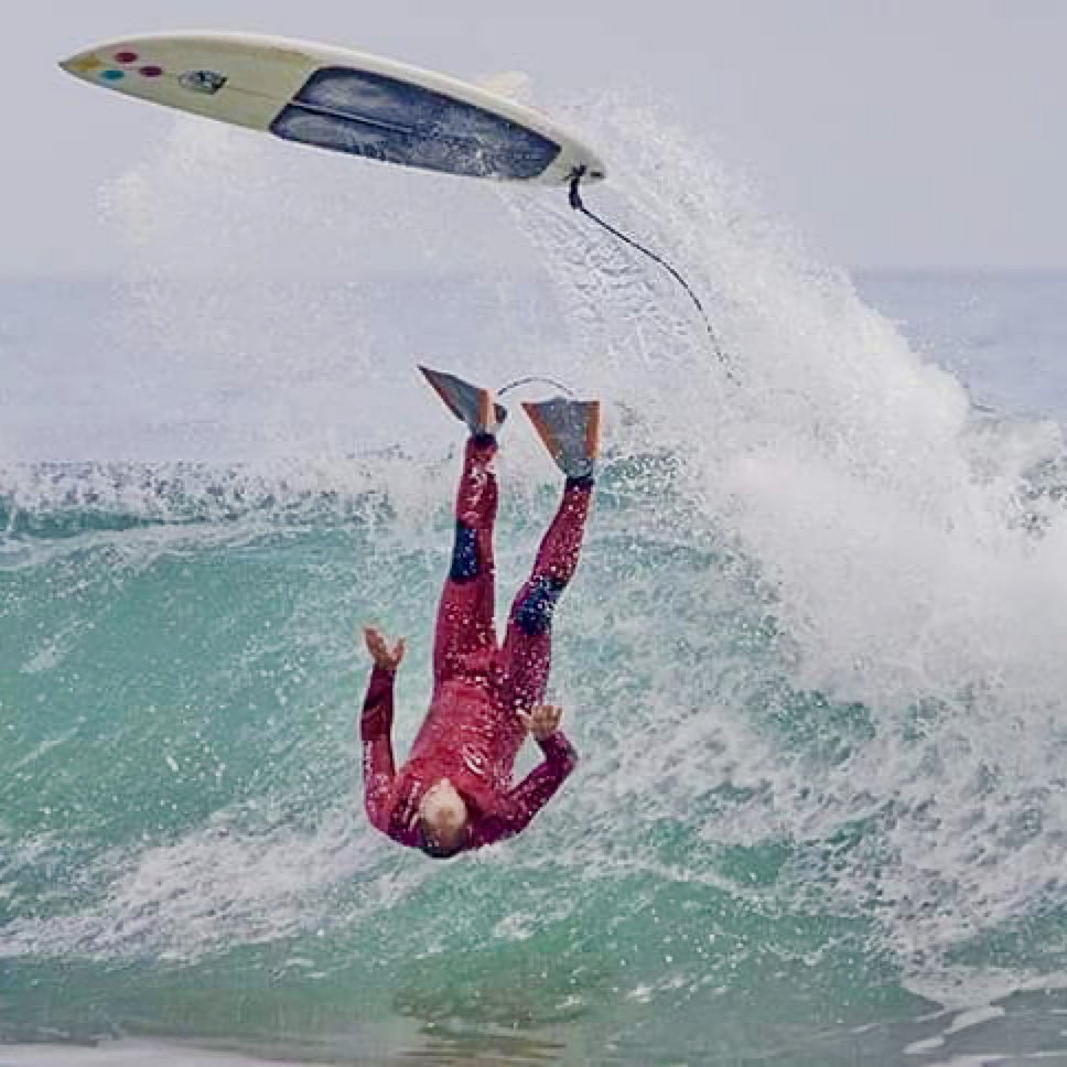 A veces hay que caer para levantarse uno con más fuerza 🙈💥💪¡Ánimo a todo el mundo en estos tiempos que corren tan difíciles! 📸 <a href="/PETERPANROSA/">SURF,Mar Cantábrico</a> #surf #surfing #surfeacantabria #surfcantabria
